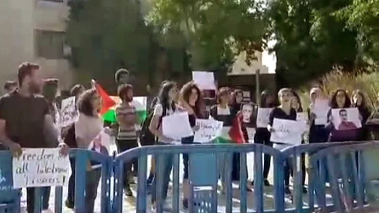 האזינו: הדיקן בעברית מצדיק את הפגנת ההסתה