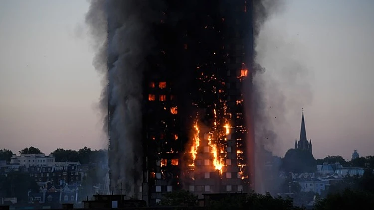 השריפה בלונדון: סיפור על אסון, מחדל והתגייסות | חדשות 13