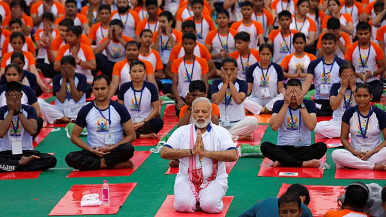 יום היוגה הבינלאומי: כשראש ממשלת הודו עושה "לוטוס" | חדשות 13