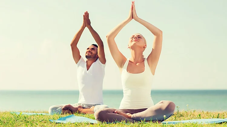 יום היוגה : כך זה נראה בת"א | חדשות 13