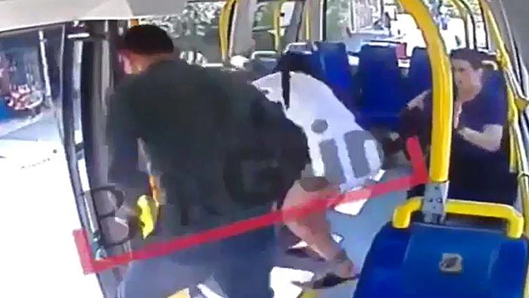 תקף בחורה צעירה בגלל שלבשה מכנסיים קצרים