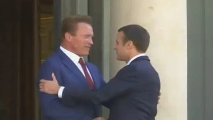 הסלפי של מקרון ושוורצנגר | חדשות 13