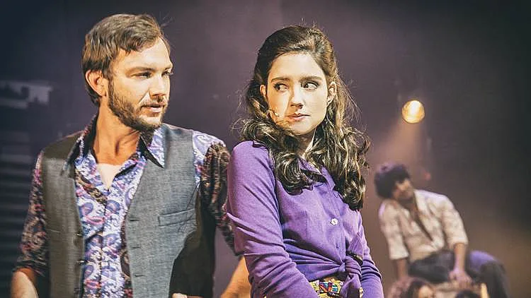 המחזמר "פשוט לאהוב" הוא מסע נוסטלגי מתקתק