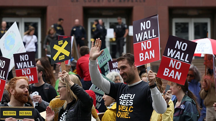 אושר בחלקו צו ההגירה של טראמפ | חדשות 13