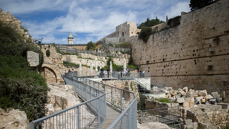 הכניסה לרחבה המשותפת באזור קשת רובינסון