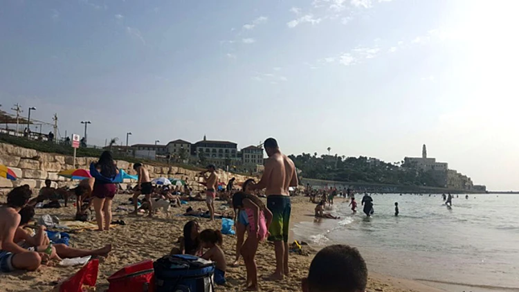 נופשים בחוף תל אביב יפו