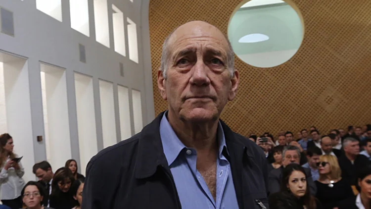 אולמרט יבקש לבטל את מעמדו כאסיר ברישיון