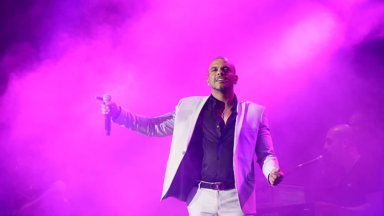 תיבל בלהקת רקדנים ומסיבת ריקודים לתוך הלילה