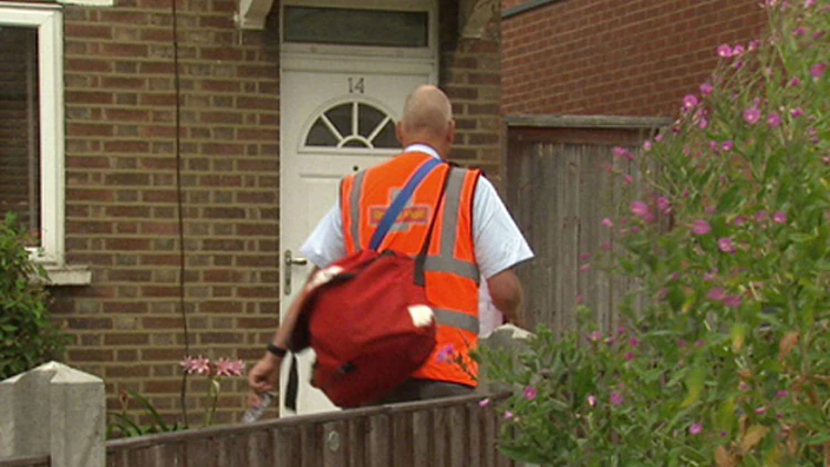 דברים לא טובים קורים לדוורים הבריטים (SKY NEWS)