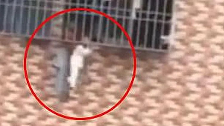 התינוק נתלה מסורגי החלון - וניצל ע"י עוברי אורח
