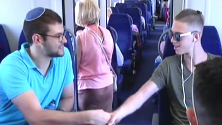 "נעים להכיר": נוסעים ברכבת? דברו אחד עם השני | חדשות 13