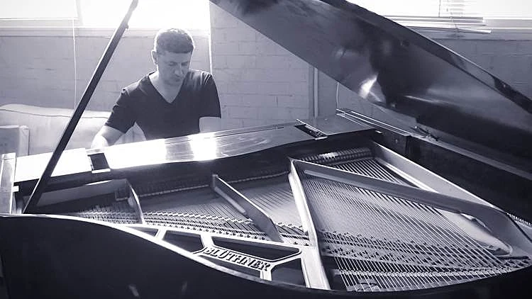 רועי זו-ארץ חושף את השיר שגורם לו לבכות | רשת 13