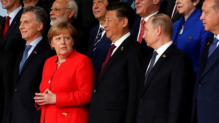 עדשת המצלמה תפסה: מדוע מרקל "מגלגלת עיניים"? | חדשות 13