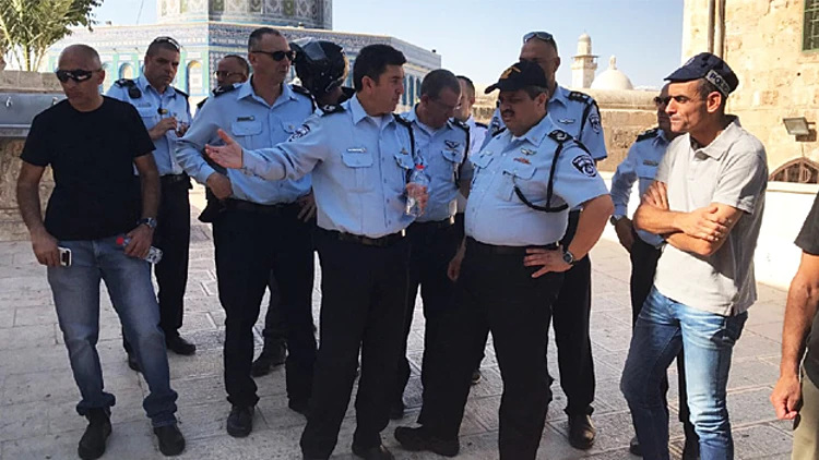 המשטרה סגר את הר הבית לכניסת מתפללים עד לסיום חקירת האירוע והשלמת חיפושים נרחבים בכל רחבי ההר. מחקירה ראשונית של האירוע עולה כי שלושת המחבלים הגיעו לשער האריות כשהם חמושים בשני תתי מקלע מסוג קרל גוסטב ואקדח, ירו לעבר הישראלים במקום ונמלטו לכיוון המסגדים בשטח הר הבית. כוחות הביטחון ניהלו אחריהם מרדף וחיסלו אותם ברחבת ההר. סמוך לגופותיהם של המחבלים נמצאו כלי הנשק ותעודות זהות כחולות. כעת מתבצעות בדיקות לבירור המקום ממנו הגיעו וככל הידוע הם לא התגוררו בירושלים. שניים מהישראלים שנורו נפצעו אנושות והשלישי בינוני.