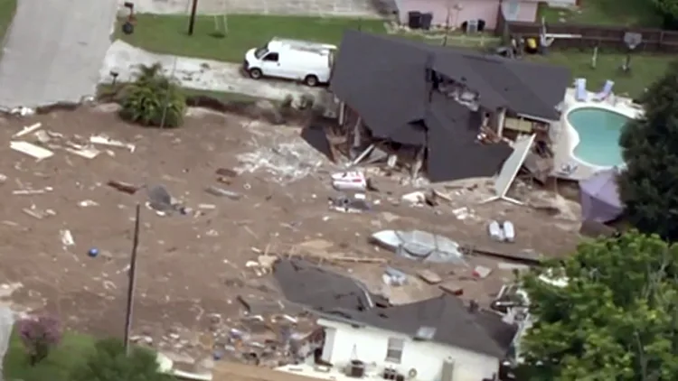 פלורידה: בולען ענק באמצע הרחוב | חדשות 13