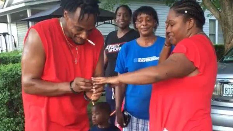 הציע נישואין לאהובתו במהלך מעצר