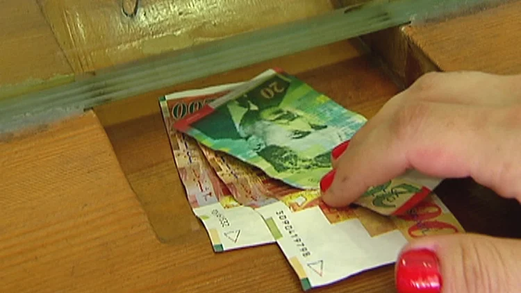 לפני נסיעה לחו"ל: איפה הכי משתלם להמיר את הכסף? | חדשות 13