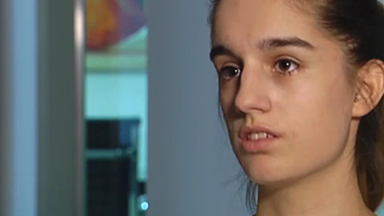 יהל מתייצבת מול המצלמות
