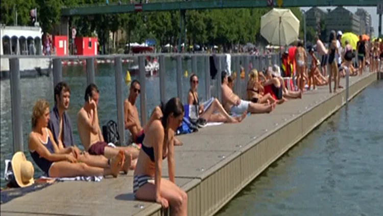 בוקר טוב עולם: לשחות בבריכה על גדות הסיין | חדשות 13