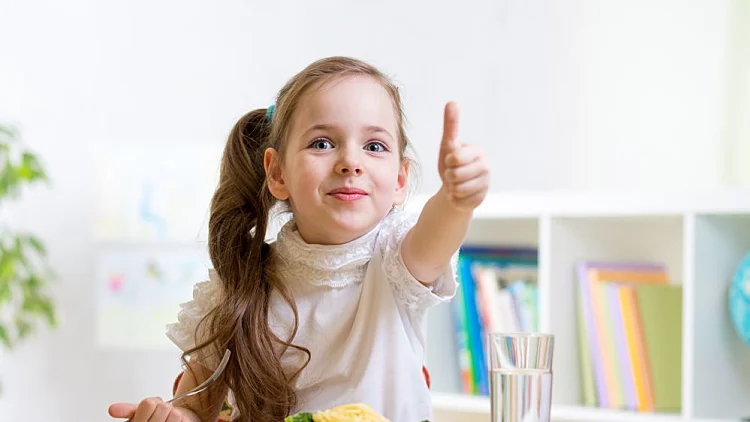 נגד הזרם: ההורים שבוחרים לגדל ילדים טבעונים מלידה | חדשות 13