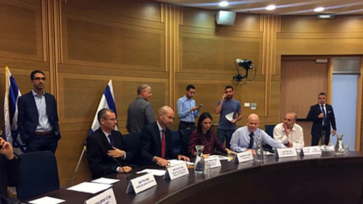 מהומה בדיון על הצעת החוק: "מציתים אש"