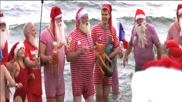 בוקר טוב עולם: מה עשו הסנטה קלאוסים בים? | חדשות 13