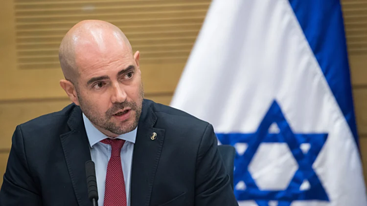 נענש על עמדתו. אוחנה