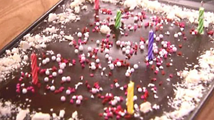 מחקר חדש קובע: כיבוי הנרות על העוגה מותיר אותה מזוהמת | חדשות 13