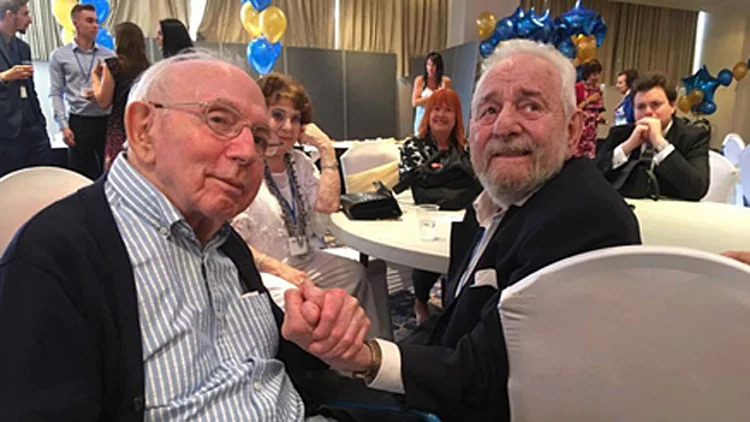 בני המשפחה עם העץ המשפחתי הענק במפגש בלונדון