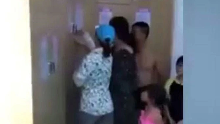 השאירו את בנם הבוכה בארון במלתחות - והלכו לבריכה