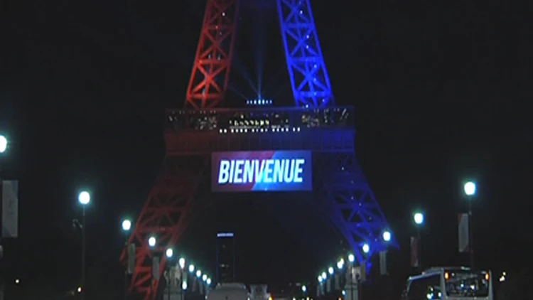 בוקר טוב עולם: האייפל הואר לכבודו של ניימאר | חדשות 13