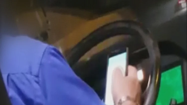 סכנה בדרכים: עין על הכביש – ועין בטלפון הנייד | חדשות 13