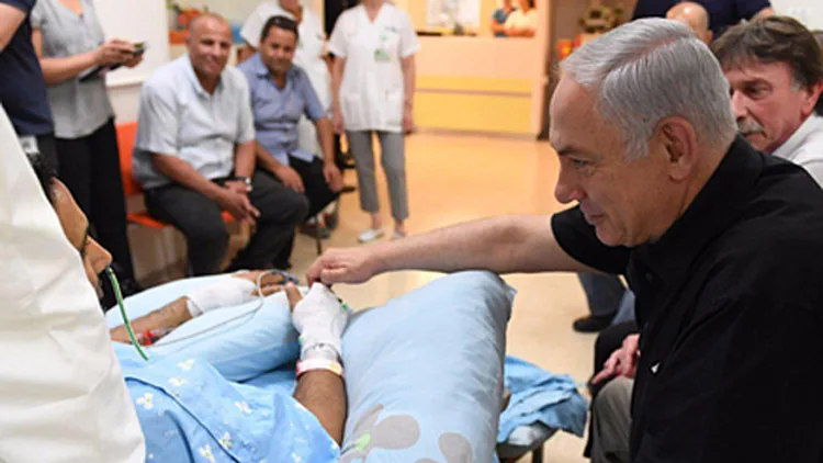 הורי הפצוע מהפיגוע ביבנה: "ניב נלחם כמו אריה למען המשפחה" | חדשות 13