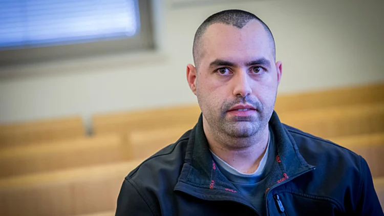 "ראיתי אותו מביא לשרה שמפניה"
