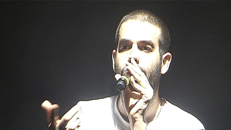 הזמר המצליח שעדיין גר עם אבא‎ | חדשות 13