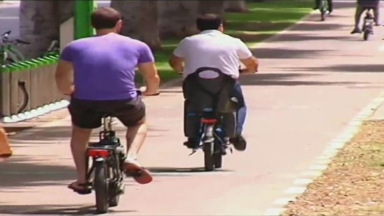 מוכרים מעודדים לרכוב ללא קסדה – אין חוקים ברורים ואין אכיפה | חדשות 13