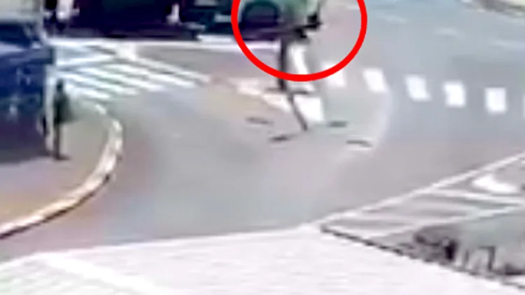 חצתה כביש – ונדרסה על ידי משאית | חדשות 13