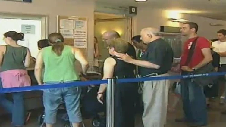 שעות של המתנה – התורים במשרדי הרישוי נמשכים | חדשות 13