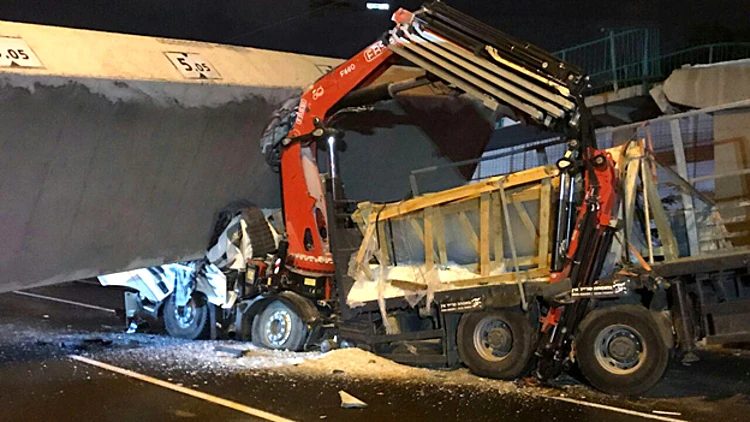 המשאית נמחצה מתחת לגשר (דוברות אגף התנועה במשטרה)