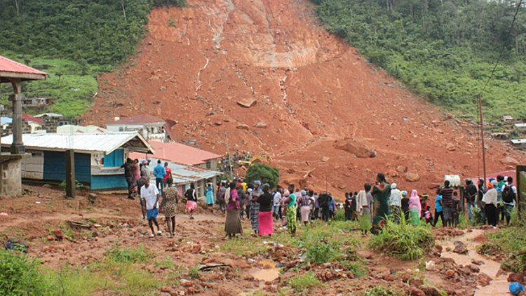 הארגון ההומניטרי IsraAid בתאום עם שגריר ישראל בסנגל, פול הירשון, רכש מזון המיועד לחלוקה עוד הלילה (שלישי) לנפגעים ממפולות הבוץ הקטלנית בסיירה לאון. מספר הגופות עלה ל-400 ועל פי הערכות עוד כ-100 בני אדם קבורים תחת הבוץ. רוצים לקבל עדכונים נוספים? הצטרפו לפייסבוק רשת המזון שנרכש יחולק בתיאום עם השלטונות המקומיים ומיועד להכנת כעשרת אלפים ארוחות. "זה השלב הראשון בסיוע למדינה מוכת האסון", נמסר ממשרד החוץ הישראלי. כמעט 400 בני האדם נהרגו בפרברי בירת סיירה לאון במפולת בוץ ענקית. "סביר להניח שמאות שוכבים ללא רוח חיים מתחת להריסות", אמר ויקטור פו לסוכנות הידיעות רויטרס. "האסון כה נורא, עד שאני עצמי מרגיש שבור. אנחנו מנסים לגדר את האזור ולפנות את הפצועים". חדר המתים בבירה, פריטאון, התמלא עד אפס מקום תוך זמן קצר, וקרובי משפחה של הנעדרים החלו בחיפושים עצמאיים אחרי אהוביהם. בתוך כך, בתים רבים עדיין מוצפים בבוץ לאחר לילה נוסף של גשמים כבדים ששטפו את הרחובות בנהרות בוץ. כעט חוששים במדינה מגשם כבד נוסף שיכה את המדינה השבורה. התקשורת המקומית משדרת סרטונים של אנשים המביאים עוד ועוד גופות בשקי אורז לחדר המים, על פי הערכות מספר ההרוגים צפוי לעלות למעל 500. נמשכים המאמצים לחיפוש אנשים שנלכדו. סיירה לאון מוכה באופן תדיר על ידי שיטפונות, כשבתים שאינם יציבים דיים נסחפים ונהרסים. השיטפון הקשה האחרון הכה במדינה בשנת 2015, אז עשרה בני אדם נהרגו ועוד אלפים נותרו ללא קורת גג בשל שיטפונות בבירה.
