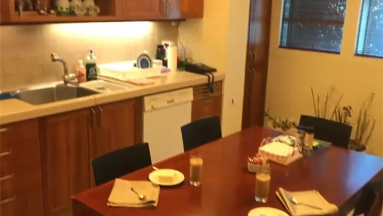 ניקול ראידמן תיעדה: צפו בהזנחה בקומת מגורי נתניהו | חדשות 13