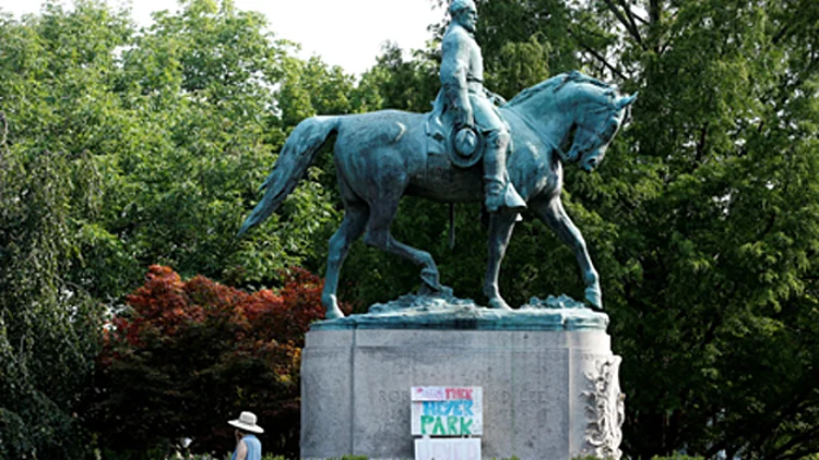 פסלו של רוברט אי. לי (רויטרס)