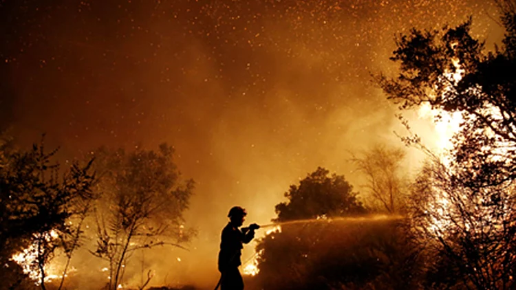 כבאי נאבק בלהבות ענק משתוללות | חדשות 13