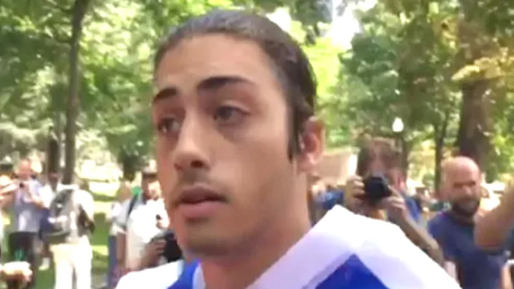 התעטף בדגל ישראל ומצא עצמו מוקף | חדשות 13