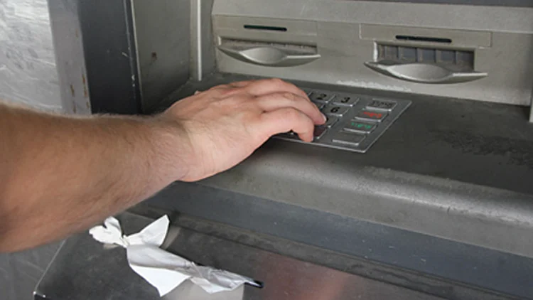 מושכים כסף בבית חולים? שימו לב לעמלה | חדשות 13