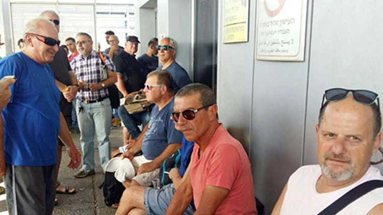 עובדי חיפה כימיקלים בשער המפעל