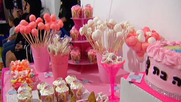 חזרה לפרופורציות: האם ועדי הורים יגבילו מתנות? | חדשות 13