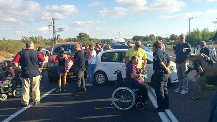 מחאת הנכים: כביש 2 נחסם לתנועה‎ | חדשות 13