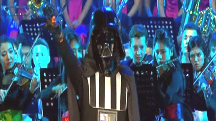 בוקר טוב עולם: דארת ויידר מנצח על תזמורת בקזחסטן? | חדשות 13