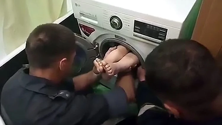 ממכונת כביסה לאחר שנתקע בעת ששיחק מחבואים